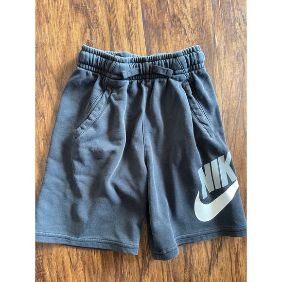 Nike boys medium soft shorts - Picture 1 of 3